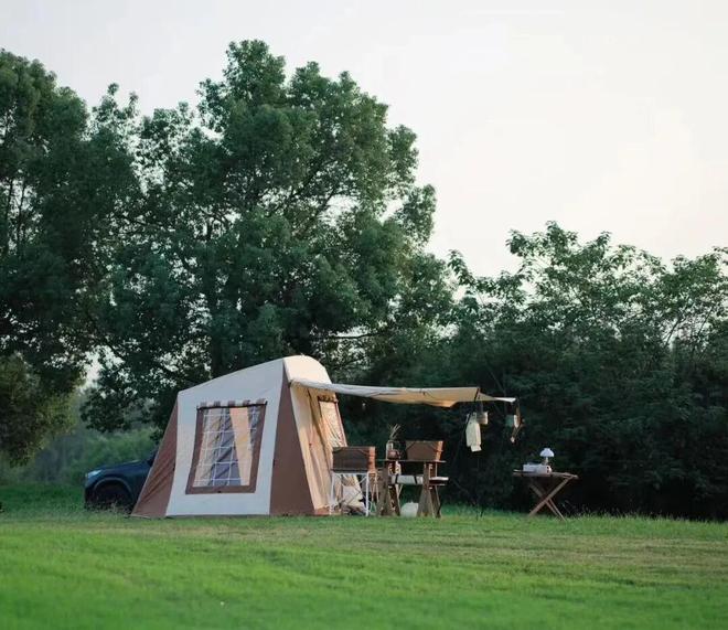 头年轻人爱上“自制客房”冰球突破帐篷从山野扎回街